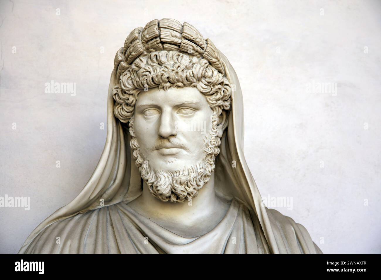 Buste de l'empereur Lucius Verus (130-169) dépeint comme un frère Arval. Copier. Original conservé au Musée du Louvre. Musée national romain (Thermes de Diocl Banque D'Images