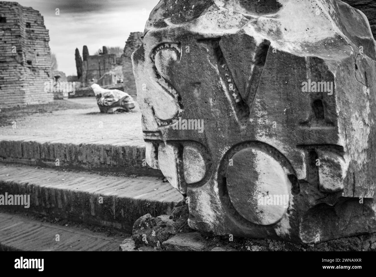 Fragment de marbre sculpté au Forum Romain, Rome, noir et blanc Banque D'Images