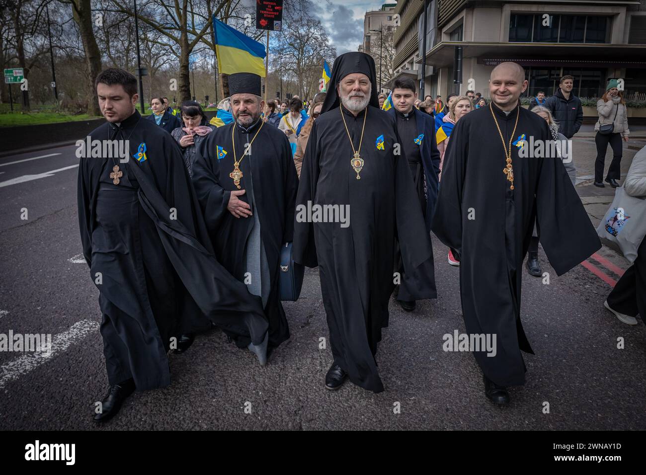 Les Ukrainiens et leurs partisans organisent une marche de protestation de masse dans le centre de Londres pour se rassembler sur Trafalgar Square à l'occasion du 2e anniversaire de l'invasion russe Banque D'Images