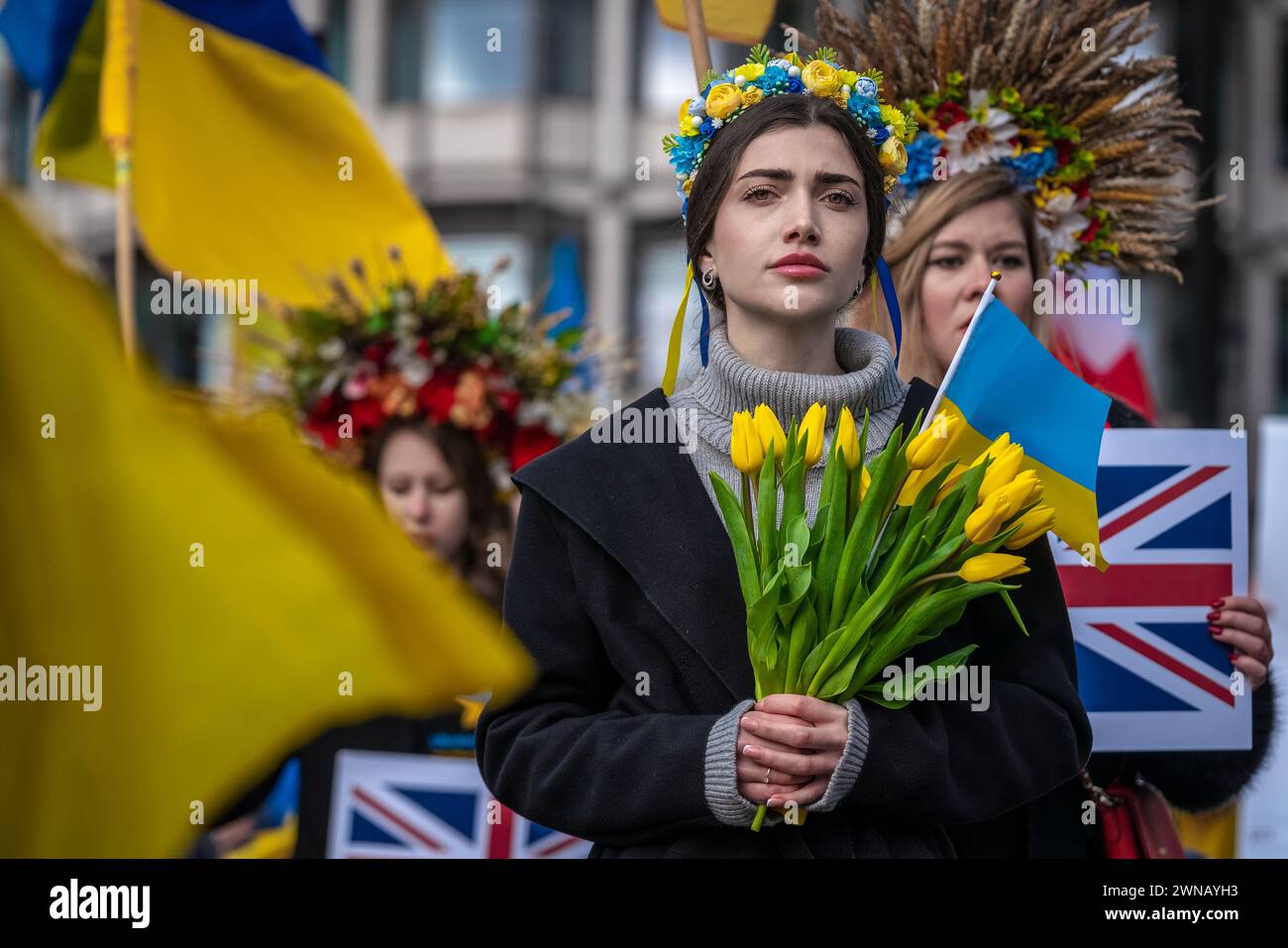 Les Ukrainiens et leurs partisans organisent une marche de protestation de masse dans le centre de Londres pour se rassembler sur Trafalgar Square à l'occasion du 2e anniversaire de l'invasion russe Banque D'Images