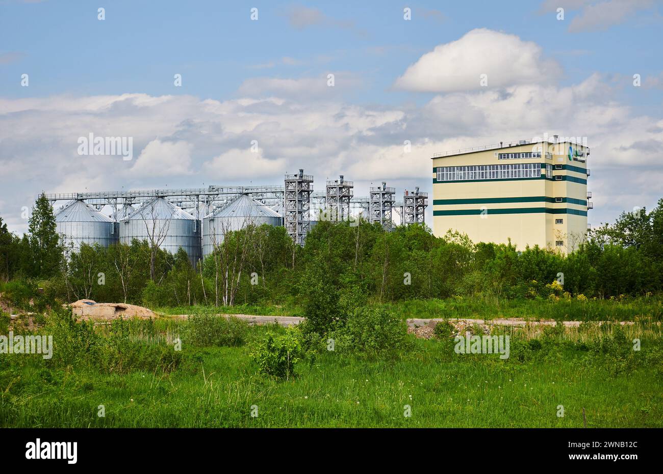 Russie. Région de Tver. 11 juin 2022 grands réservoirs d'argent de l'ascenseur au complexe agro-industriel. Banque D'Images