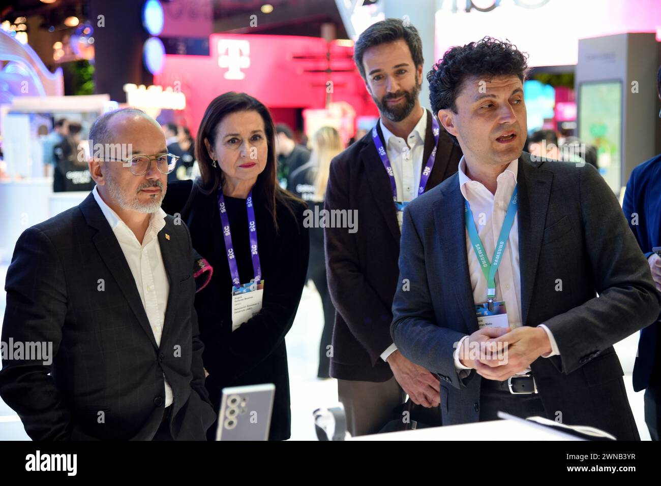 De gauche à droite Carles Campuzano Ministre des droits sociaux du gouvernement de Catalogne, Angels Guiteras Directeur de la protection sociale et du développement (ABD), Albert Isern PDG de Momentum Analytics et David Alonso Nieto Directeur de Mobility Business de Samsung Espagne assistent à l'événement. Le ministre des droits sociaux du gouvernement de Catalogne Carles Campuzano visite le Mobile World Congress et défend l’intelligence artificielle comme alliée pour l’intégration sociale des personnes les plus défavorisées. Banque D'Images