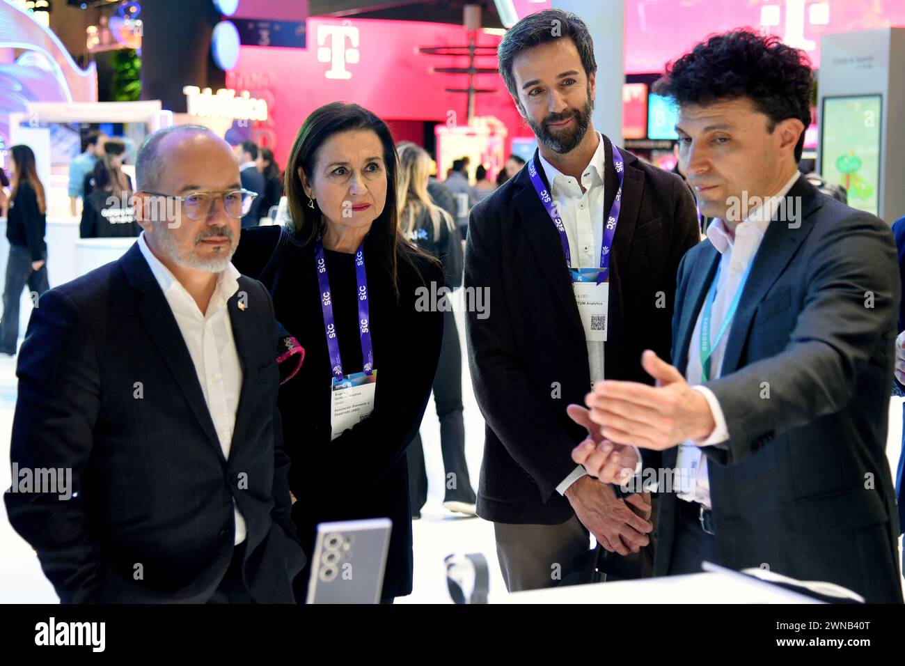 De gauche à droite Carles Campuzano Ministre des droits sociaux du gouvernement de Catalogne, Angels Guiteras Directeur de la protection sociale et du développement (ABD), Albert Isern PDG de Momentum Analytics et David Alonso Nieto Directeur de Mobility Business de Samsung Espagne assistent à l'événement. Le ministre des droits sociaux du gouvernement de Catalogne Carles Campuzano visite le Mobile World Congress et défend l’intelligence artificielle comme alliée pour l’intégration sociale des personnes les plus défavorisées. Banque D'Images