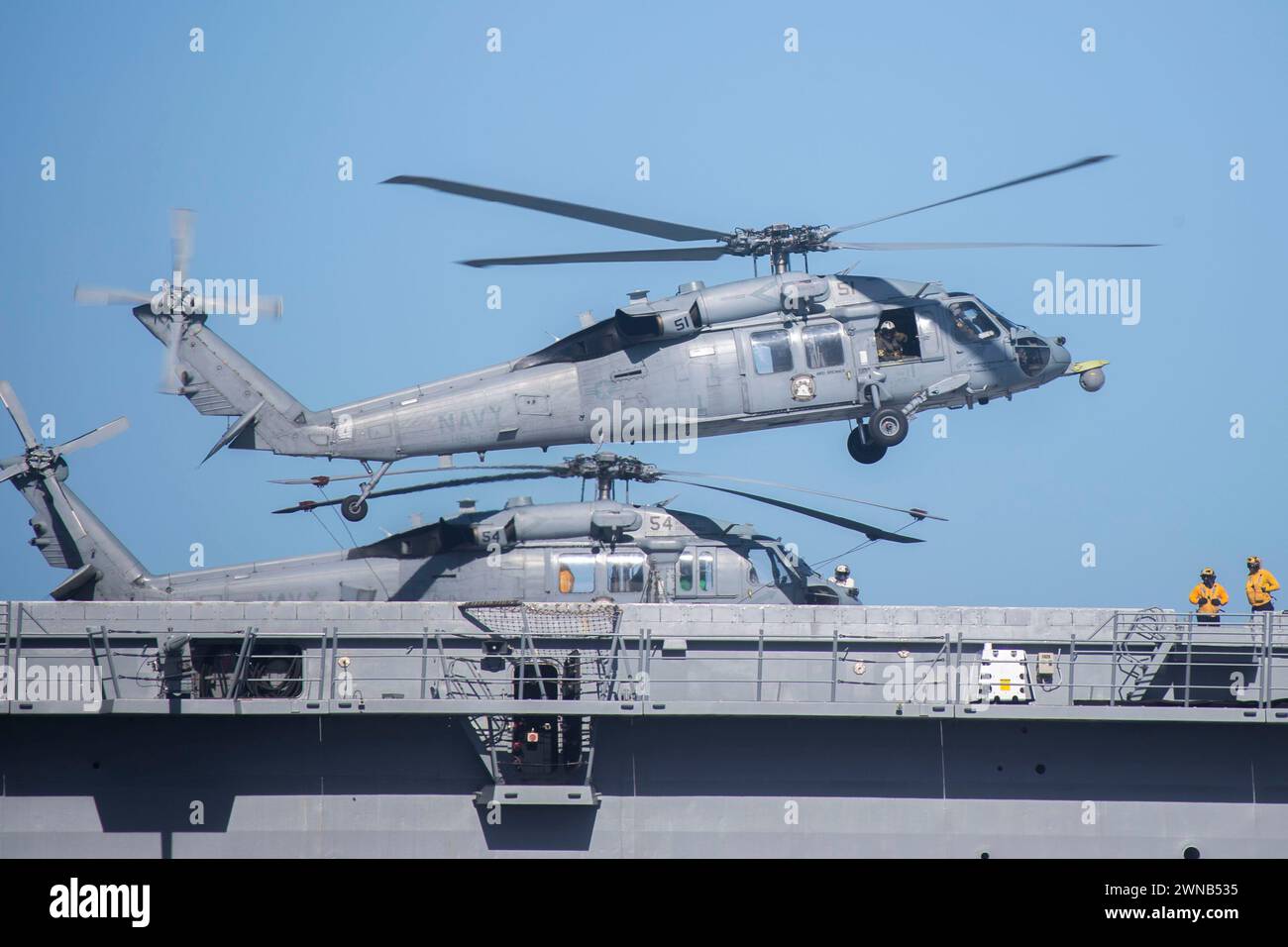 OCÉAN PACIFIQUE (22 février 2024) Un hélicoptère MH-60S Sea Hawk du 23e Escadron de combat maritime ÒWildcardsÓ décolle du pont d'envol Banque D'Images