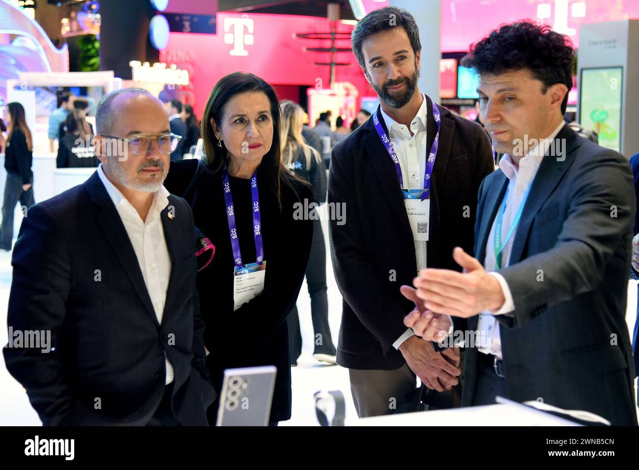 29 février 2024, LÂ Hospitalet de Llobregat, Barcelone, Espagne: de gauche à droite Carles Campuzano Ministre des droits sociaux du gouvernement de Catalogne, Angels Guiteras Directeur de la protection sociale et du développement (ABD), Albert Isern PDG de Momentum Analytics et David Alonso Nieto Directeur de Mobility Business de Samsung Espagne assistent à l'événement. Le ministre des droits sociaux du gouvernement de Catalogne Carles Campuzano visite le Mobile World Congress et défend l’intelligence artificielle comme alliée pour l’intégration sociale des personnes les plus défavorisées. (Crédit image : © Ramon Costa/SOPA images Banque D'Images