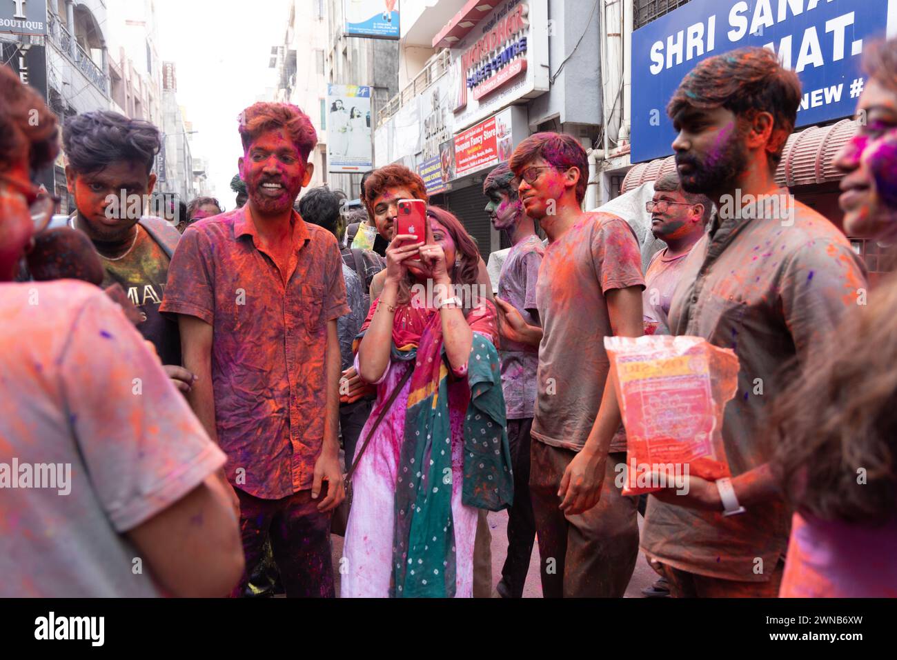Chennai, Tamilnadu Inde - 08 mars 2023 : Holi rue colorée célébration par un grand nombre de personnes locales dans la rue Mint, Holi festival portrait ou Banque D'Images