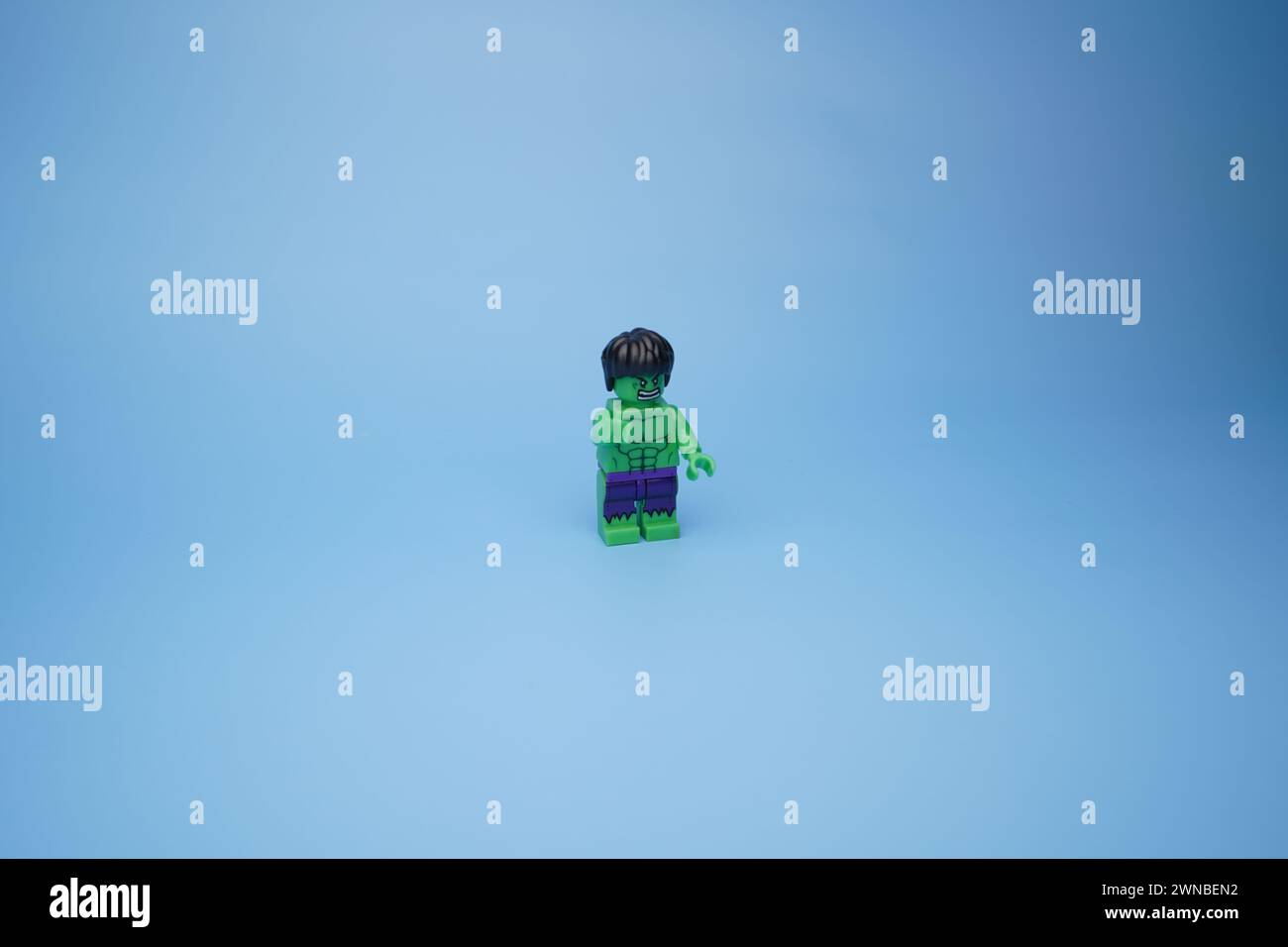 Un Lego Hulk isolé sur un fond bleu vide Banque D'Images