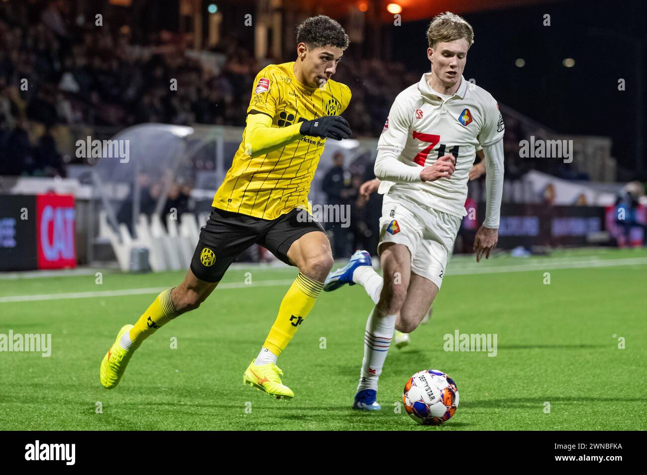 VELSEN, 01-03-2024, 711 Stadion. Football néerlandais, Keuken Kampioen Divisie, KKD, saison 2023/2024. Joueur de Roda JC Walid Ould-Chikh et joueur de Telstar Tim van de Loo pendant le jeu Telstar - Roda JC. Crédit : Pro Shots/Alamy Live News Banque D'Images