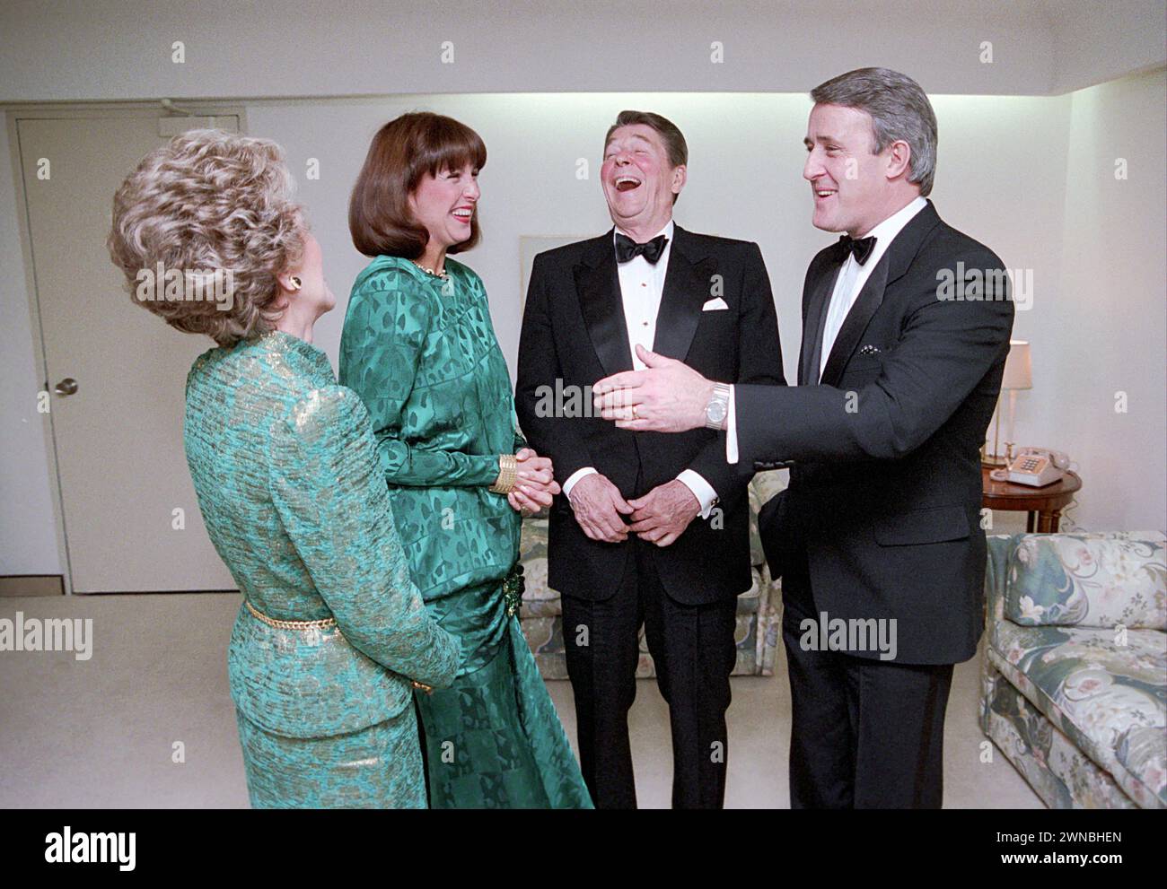 17 mars 1985. Québec, Canada. Le président Reagan et Nancy Reagan rient lors d’un voyage à Québec Canada pour un gala avec le premier ministre Brian Mulroney et Mila Mulroney au Grand Théâtre de Québec Banque D'Images