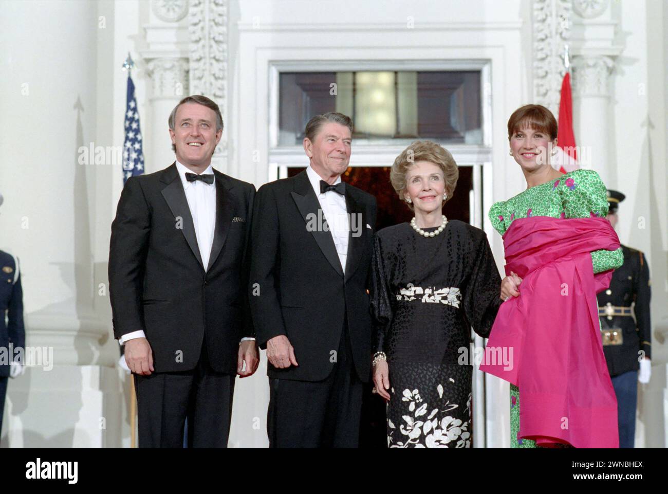 4/27/1988 le président Reagan et Nancy Reagan avec le premier ministre Brian Mulroney et les MM. Mulroney lors de la visite d'État du premier ministre Brian Mulroney du Canada à leur arrivée au dîner ford au Portico Nord Banque D'Images