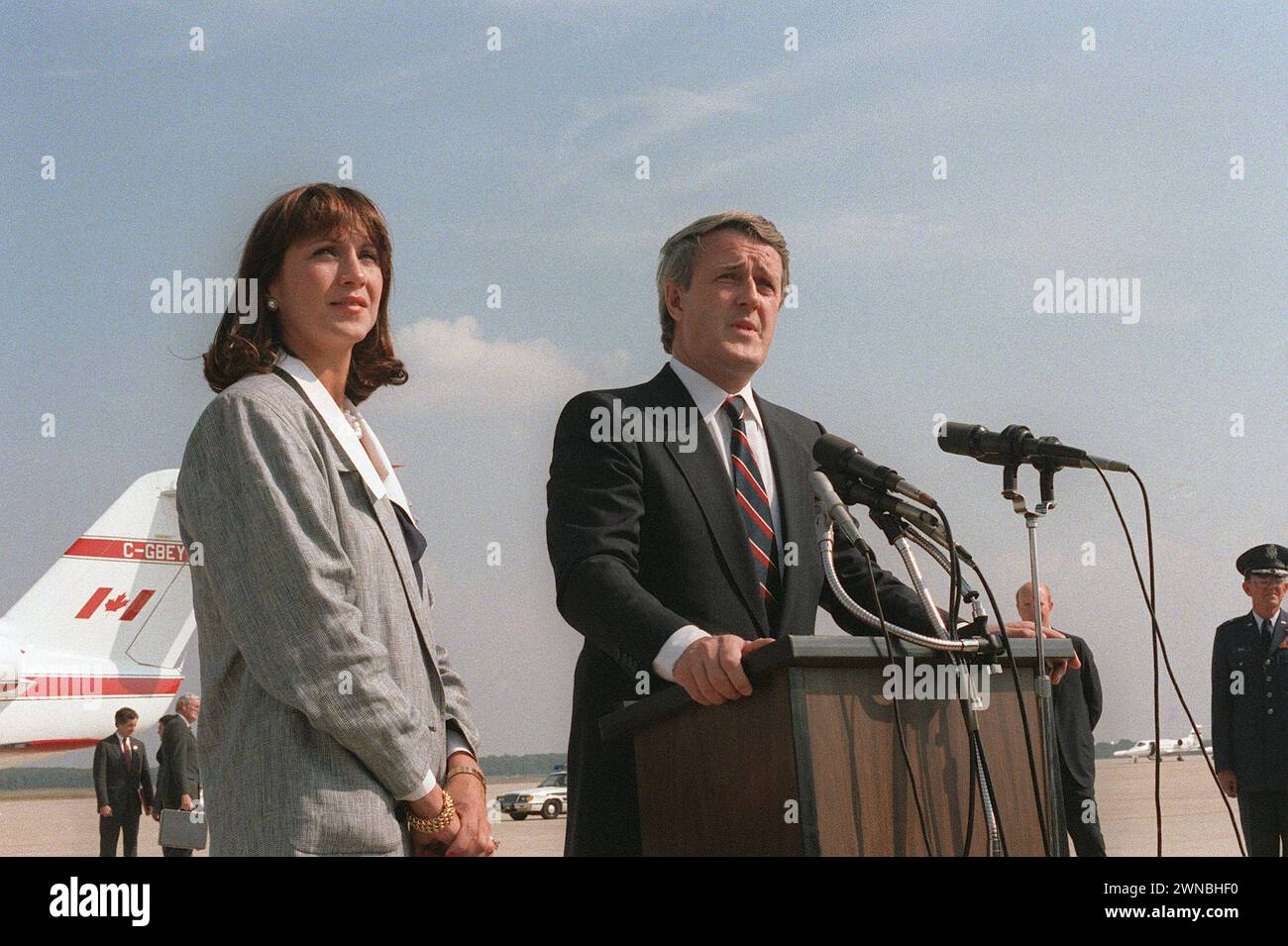 25 septembre 1984. Andrews Air Force base, Maryland. Le premier ministre canadien Brian Mulroney fait ses adieux aux dignitaires après une visite d'État. Mulroney est accompagné de sa femme, Mila. Banque D'Images