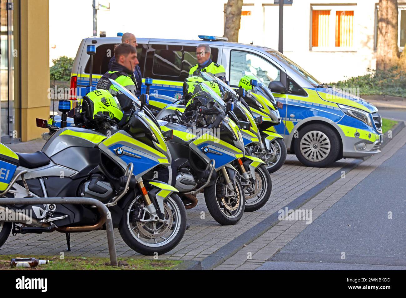 Schutz BEI Demonstrationen Polizeiaufgebot zum Schutz und Begleitung einer démonstration Essen Nordrhein-Westfalen Deutschland Innenstadt *** protection pendant les démonstrations déploiement de la police pour protéger et accompagner une manifestation Essen Rhénanie-du-Nord-Westphalie Allemagne Centre-ville Banque D'Images