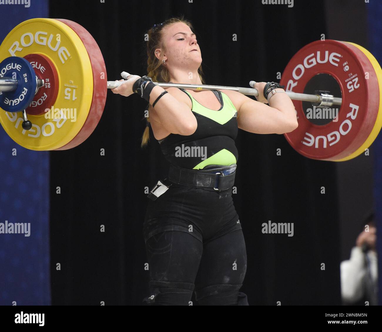 Columbus, Ohio, États-Unis. Mars 1er février 2024. Miranda Ulrey soulève 110kgs dans le propre et jerk dans les championnats d'haltérophilie féminine au Arnold Sports Festival à Columbus, Ohio, États-Unis. Cet ascenseur était un Junior American Record. Crédit : Brent Clark/Alamy Live News Banque D'Images