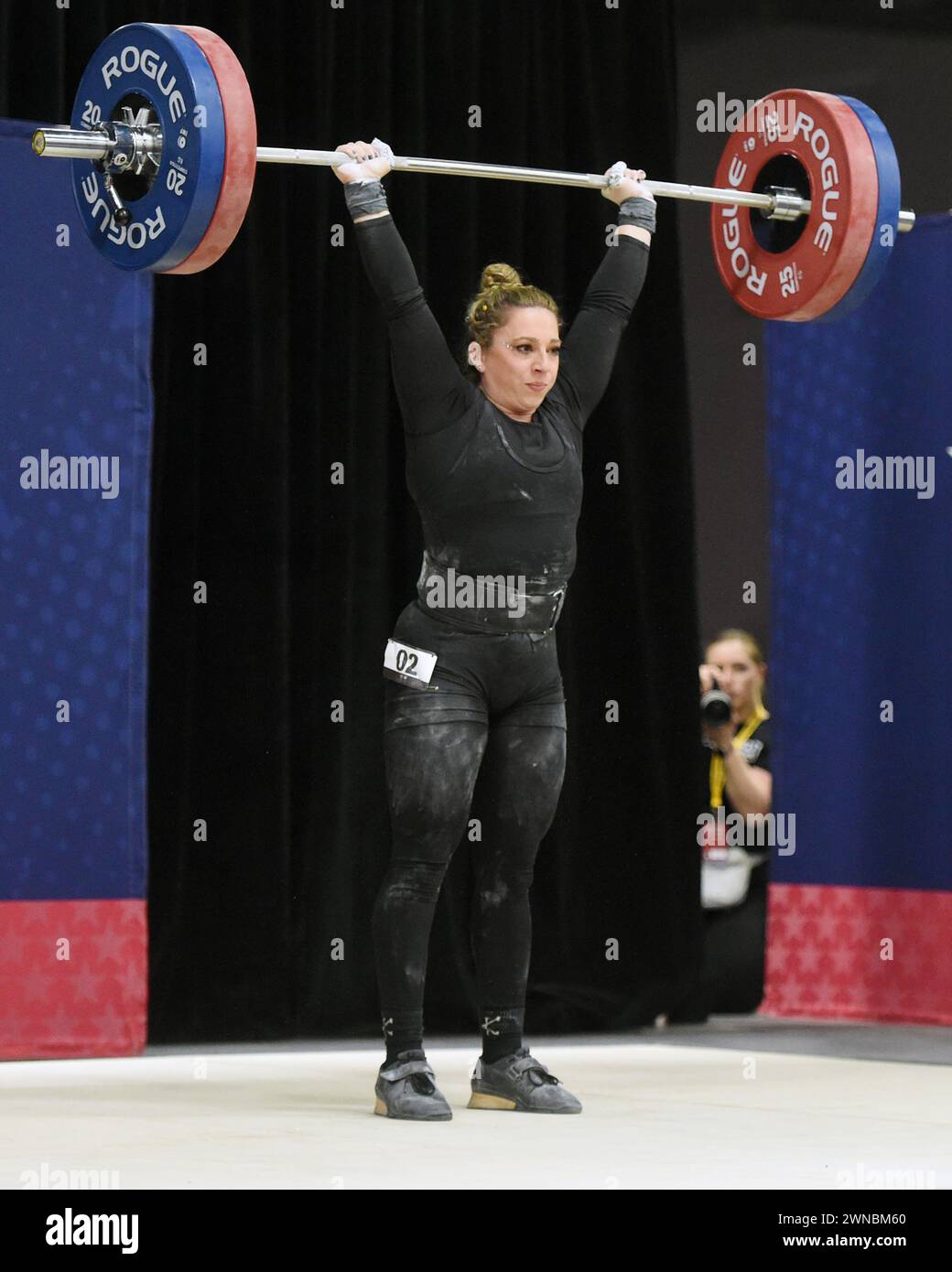 Columbus, Ohio, États-Unis. Mars 1er février 2024. Shelby Pflug soulève 110kgs dans le propre et jerk dans les championnats d'haltérophilie féminine au Arnold Sports Festival à Columbus, Ohio, États-Unis. Crédit : Brent Clark/Alamy Live News Banque D'Images