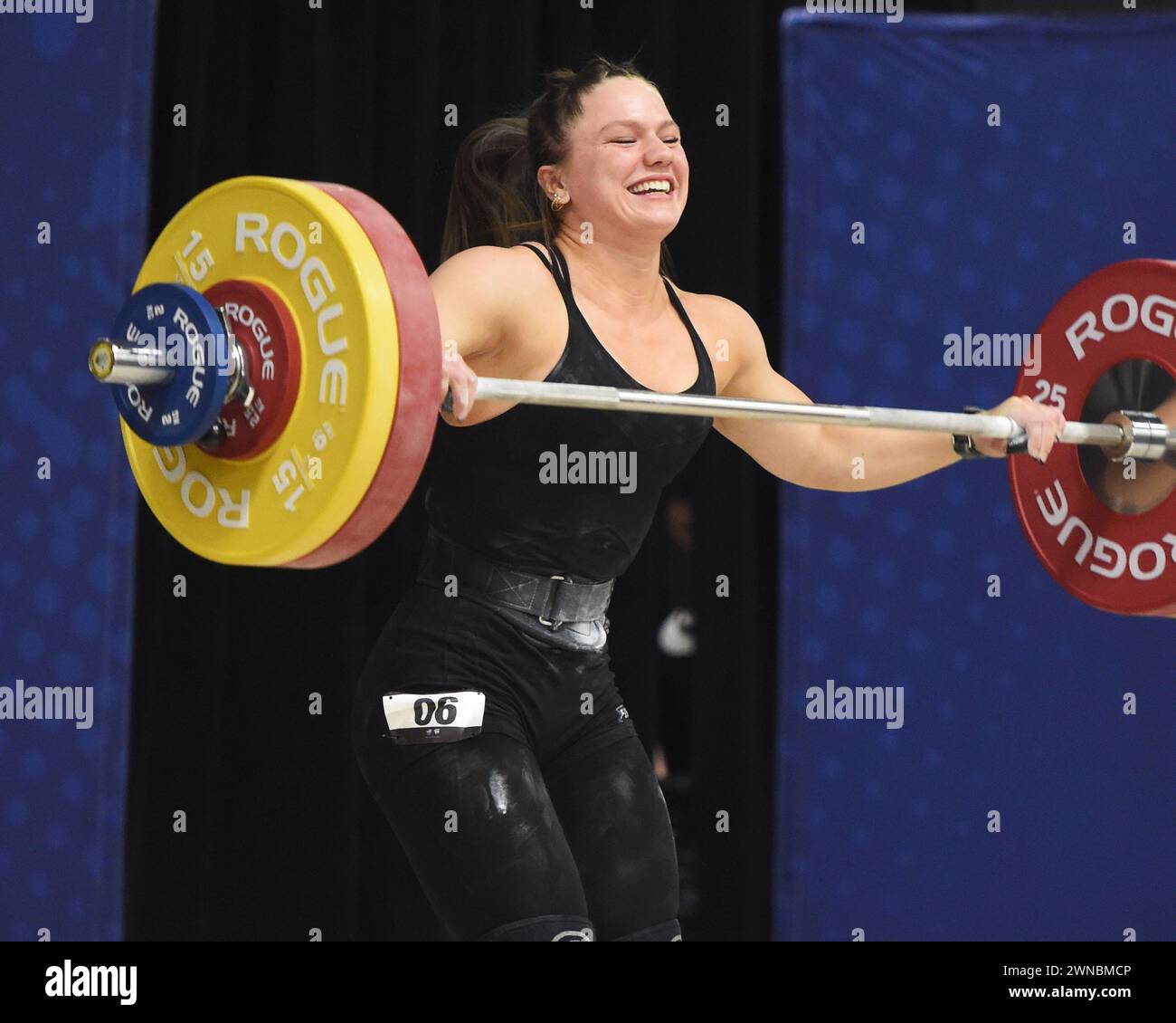 Columbus, Ohio, États-Unis. Mars 1er février 2024. Ella Nicholson soulève 109 kg à l'arrachement dans les championnats d'haltérophilie féminine au Arnold Sports Festival à Columbus, Ohio, États-Unis. Cet ascenseur était un Junior American Record. Crédit : Brent Clark/Alamy Live News Banque D'Images