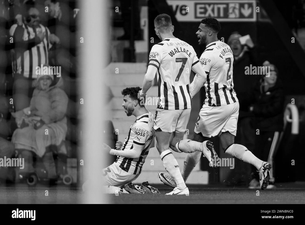 West Bromwich, Royaume-Uni. 01 mars 2024. Mikey Johnston de West Bromwich Albion glisse à genoux pour célébrer le but avec ses coéquipiers lors du match EFL Sky Bet Championship entre West Bromwich Albion et Coventry City aux Hawthorns, West Bromwich, Angleterre, le 1er mars 2024. Photo de Stuart Leggett. Utilisation éditoriale uniquement, licence requise pour une utilisation commerciale. Aucune utilisation dans les Paris, les jeux ou les publications d'un club/ligue/joueur. Crédit : UK Sports pics Ltd/Alamy Live News Banque D'Images