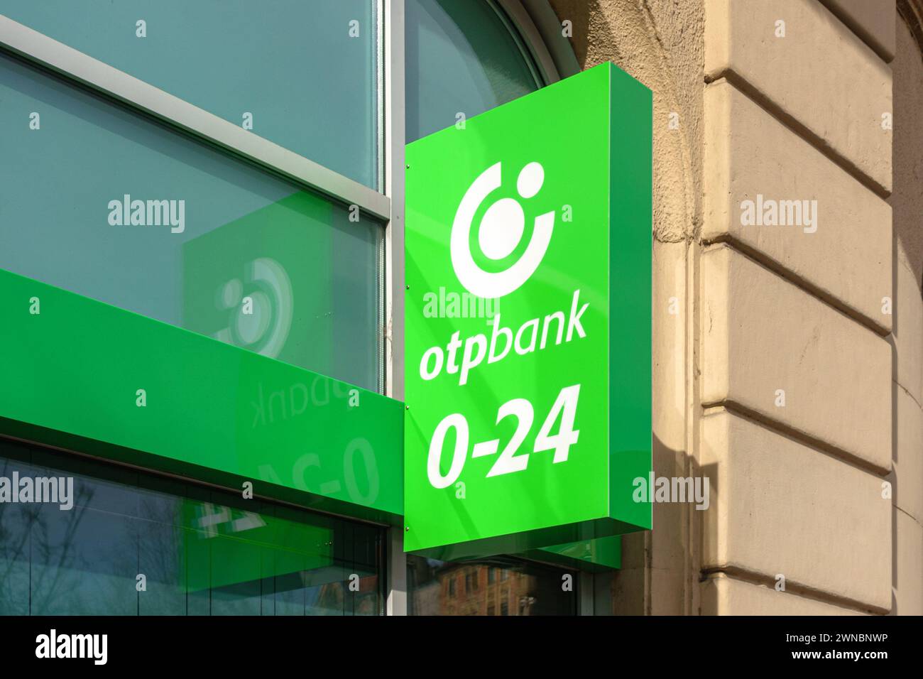 Un signe pour un guichet automatique bancaire OTP à Budapest, Hongrie Banque D'Images