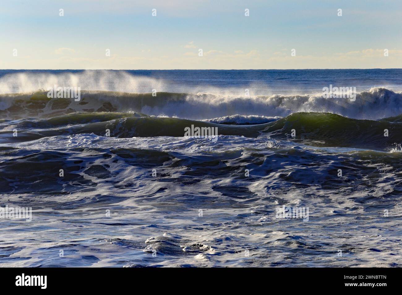 Cabedelo, Portugal - 11 janvier 2024 : les vagues de l'océan Atlantique s'écrasent sur la plage près de Viana do Castelo, destination populaire pour le surf Banque D'Images