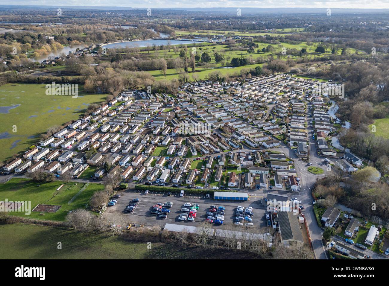 Vue aérienne de Penton Park, un parc de mobil-homes, un parc de semi-retraite près de la Tamise et de Staines upon Thames, Royaume-Uni. Banque D'Images