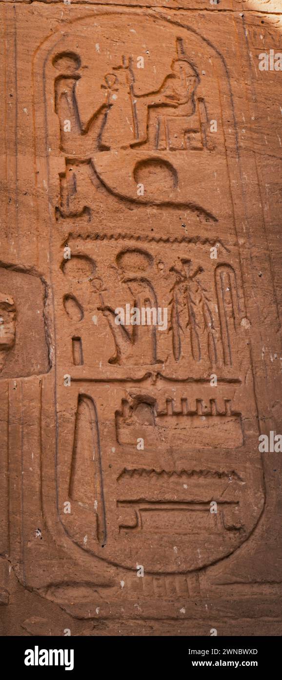 cartouche la signature du Pharoah Ramsès II sur le côté de son temple à Abu Simbel Banque D'Images