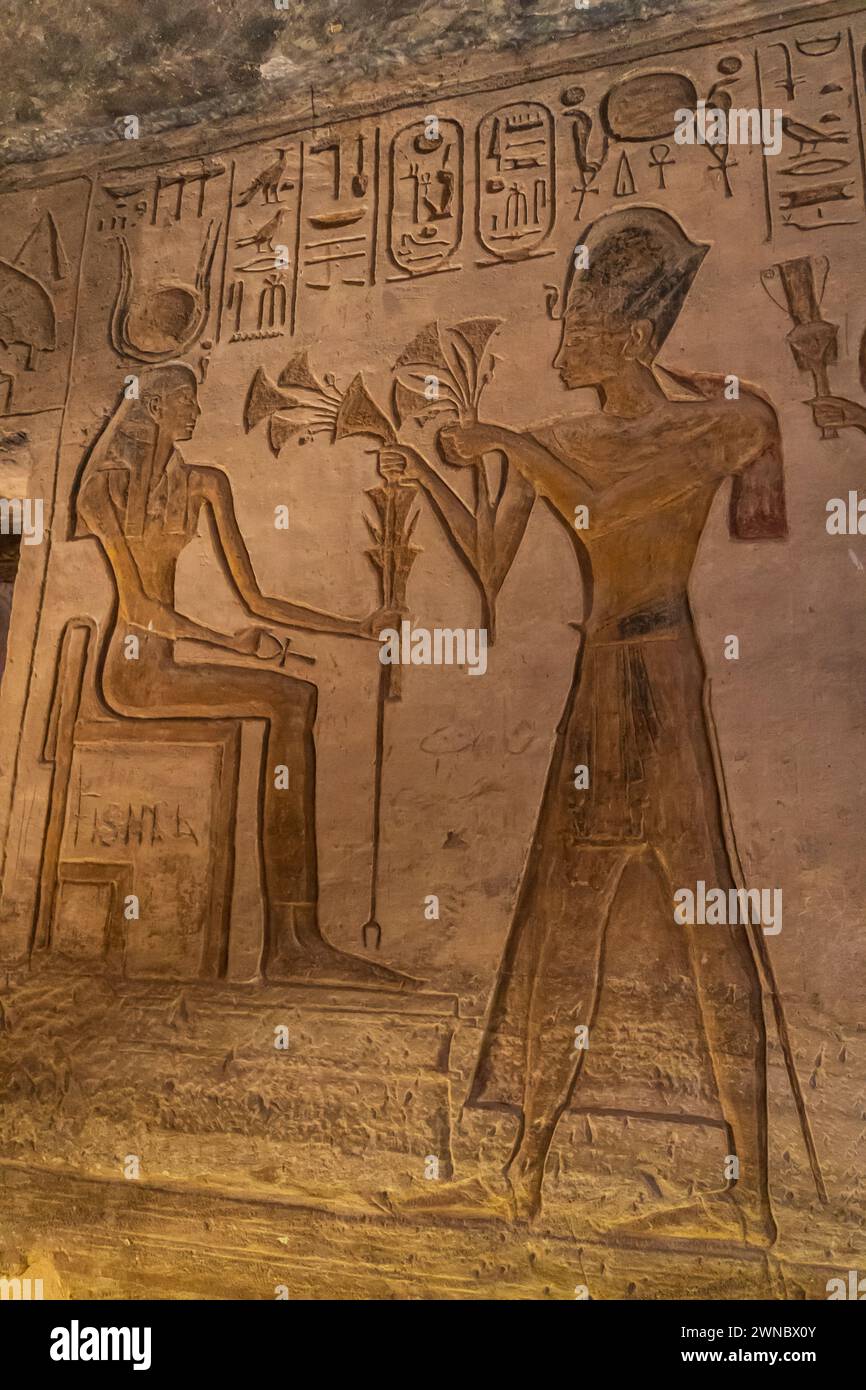 Honorant la déesse Hathor, personnifiée par Néfertari, la plus aimée de Ramsès de ses nombreuses épouses, dans une murale sculptée en pierre dans son temple à Abu Simbe Banque D'Images