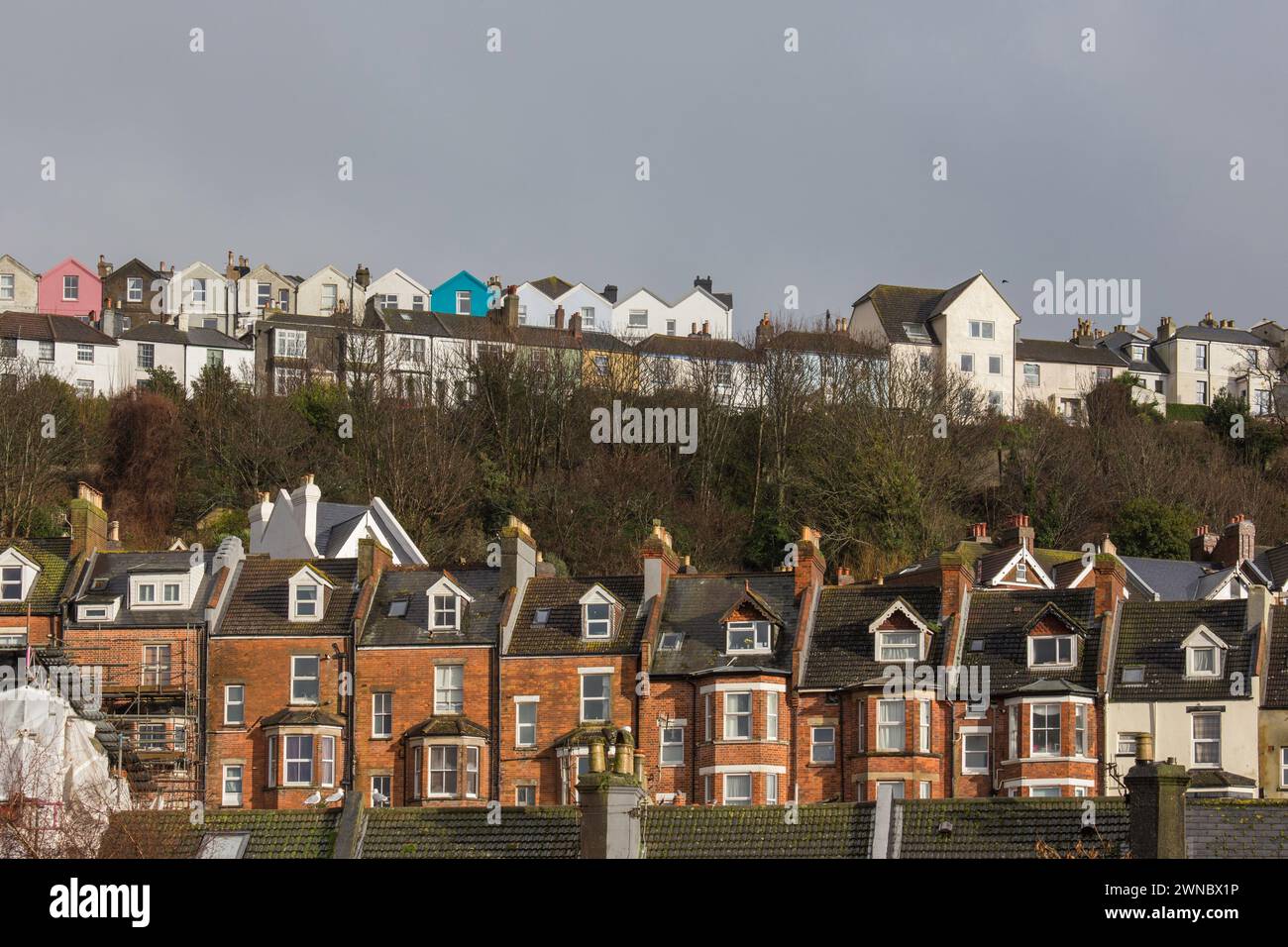 Rangées de maisons mitoyennes sur une colline à Hastings UK Banque D'Images
