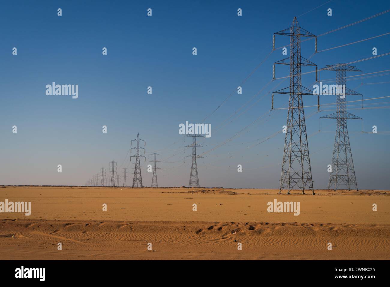 Énergie électrique générée à partir du barrage d'Assouan le long du désert en direction du sud en Egypte Banque D'Images