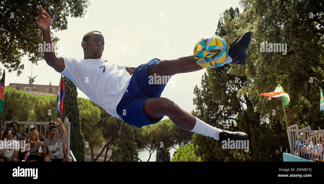 DATE DE SORTIE : 29 mars 2024. TITRE : le beau jeu. STUDIO : Netflix. RÉALISATEUR : Thea Sharrock. INTRIGUE : défenseurs de mettre fin à l'itinérance, organiser un tournoi annuel pour les hommes sans-abri à concourir est une série de matchs de football connu sous le nom de Coupe du monde sans-abri. EN VEDETTE : MICHEAL WARD dans le rôle de Vinny. (Crédit image : © Netflix/Entertainment Pictures/ZUMAPRESS.com) USAGE ÉDITORIAL SEULEMENT ! Non destiné à UN USAGE commercial ! Banque D'Images