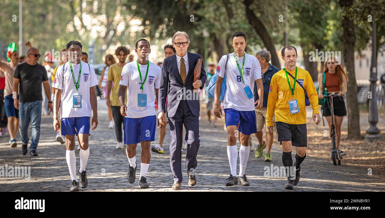 DATE DE SORTIE : 29 mars 2024. TITRE : le beau jeu. STUDIO : Netflix. RÉALISATEUR : Thea Sharrock. INTRIGUE : défenseurs de mettre fin à l'itinérance, organiser un tournoi annuel pour les hommes sans-abri à concourir est une série de matchs de football connu sous le nom de Coupe du monde sans-abri. EN VEDETTE : MICHEAL WARD dans le rôle de Vinny, BILL NIGHY dans le rôle de mal. (Crédit image : © Netflix/Entertainment Pictures/ZUMAPRESS.com) USAGE ÉDITORIAL SEULEMENT ! Non destiné à UN USAGE commercial ! Banque D'Images