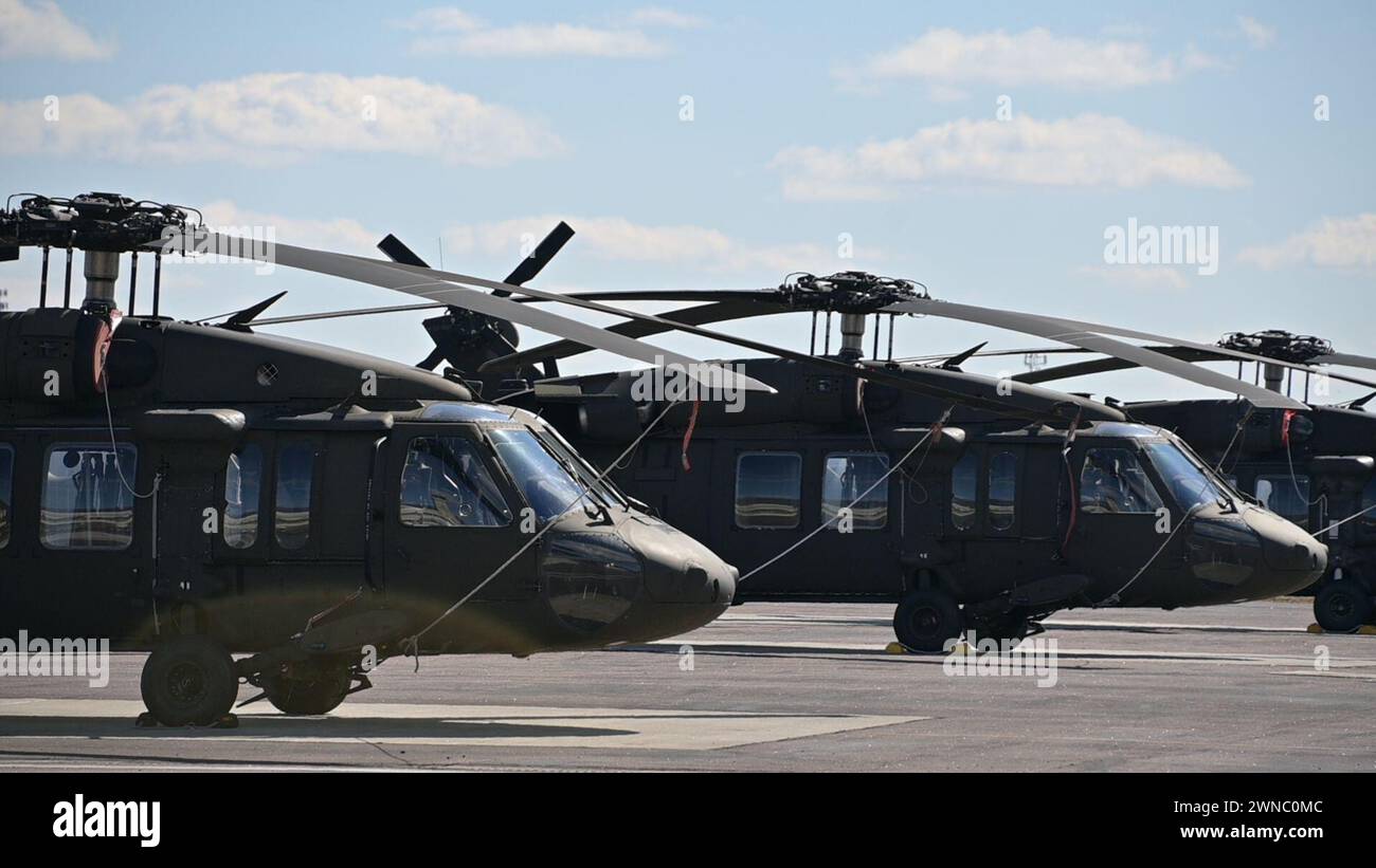 L'héliport de Muir Army situé à Fort Indiantown Gap Pennsylvania, abrite la 28th Expeditionary combat Aviation Brigade et le site d'entraînement de l'aviation de la Garde nationale de l'est de l'armée, en moyenne environ 4000 opérations par mois. Chaque décollage et atterrissage est considéré comme une opération, et un aéronef peut effectuer plusieurs opérations en une seule mission de vol. (Photo de la Garde nationale de l'armée américaine par le 2nd Lt. Kate Kramer) Banque D'Images