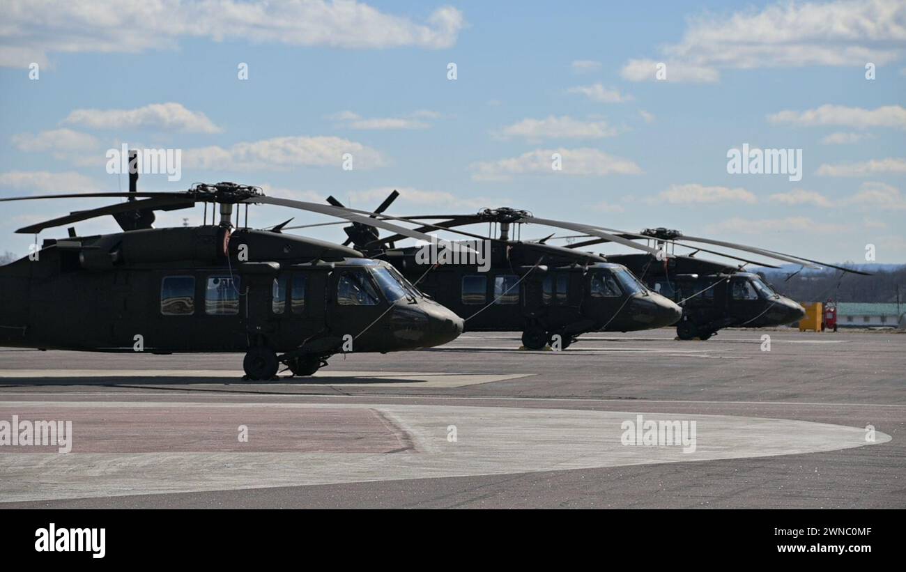 L'héliport de Muir Army situé à Fort Indiantown Gap Pennsylvania, abrite la 28th Expeditionary combat Aviation Brigade et le site d'entraînement de l'aviation de la Garde nationale de l'est de l'armée, en moyenne environ 4000 opérations par mois. Chaque décollage et atterrissage est considéré comme une opération, et un aéronef peut effectuer plusieurs opérations en une seule mission de vol. (Photo de la Garde nationale de l'armée américaine par le 2nd Lt. Kate Kramer) Banque D'Images