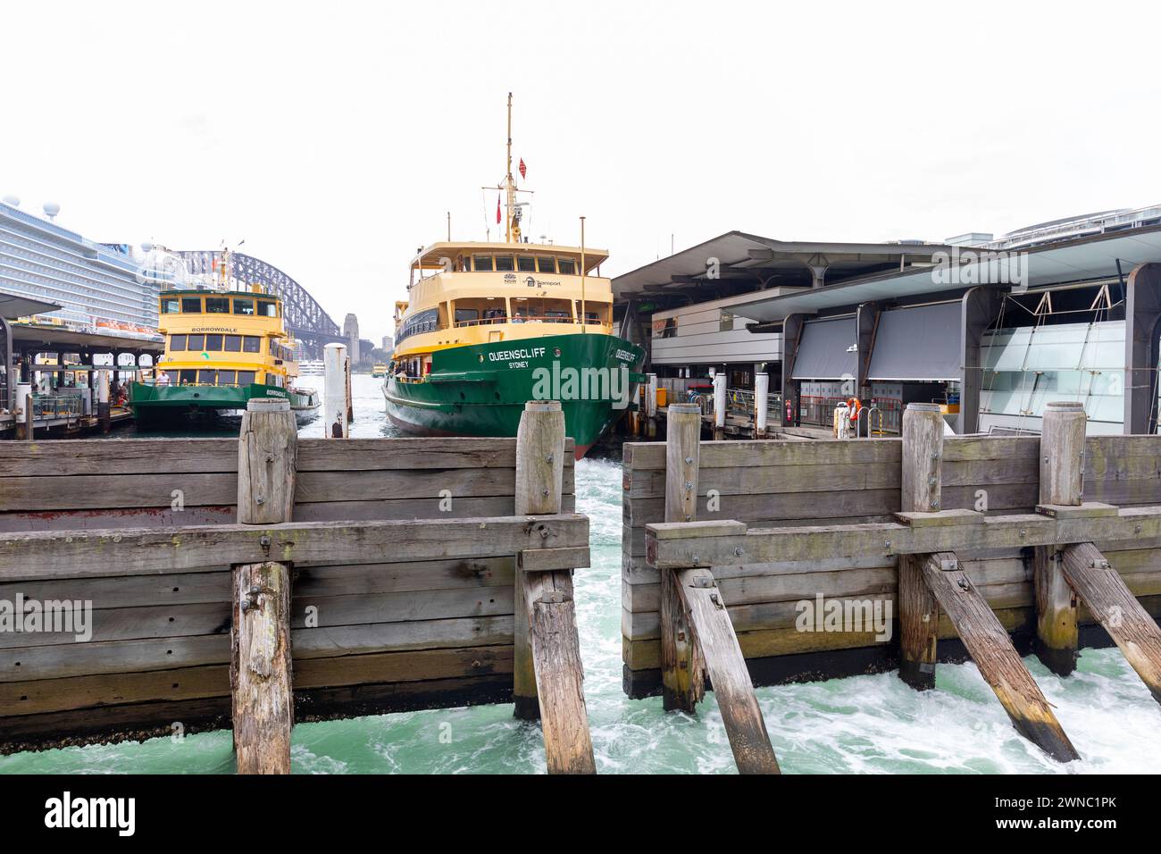 Sydney transporte le Borrowdale et Manly ferry Queenscliff au terminus Circular Quay ferry, Sydney, Nouvelle-Galles du Sud, Australie Banque D'Images