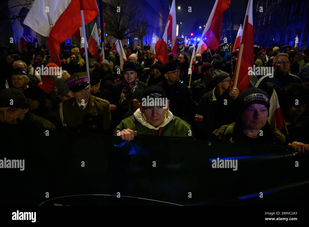 Le jour national du souvenir des soldats maudits à Varsovie. Les gens brandissent les drapeaux nationaux de la Pologne et portent une bannière pour commémorer les soldats maudits le 1er mars 2024 à Varsovie, en Pologne. Quelques dizaines de personnes ont participé au jour national du souvenir des soldats maudits. Les soldats maudits étaient membres de divers groupes partisans armés pro-indépendantistes et anti-communistes qui, à partir de 1944, luttaient contre l'occupation soviétique et le régime communiste imposé par Moscou après la seconde Guerre mondiale. Varsovie Pologne Copyright : xAleksanderxKalkax Banque D'Images