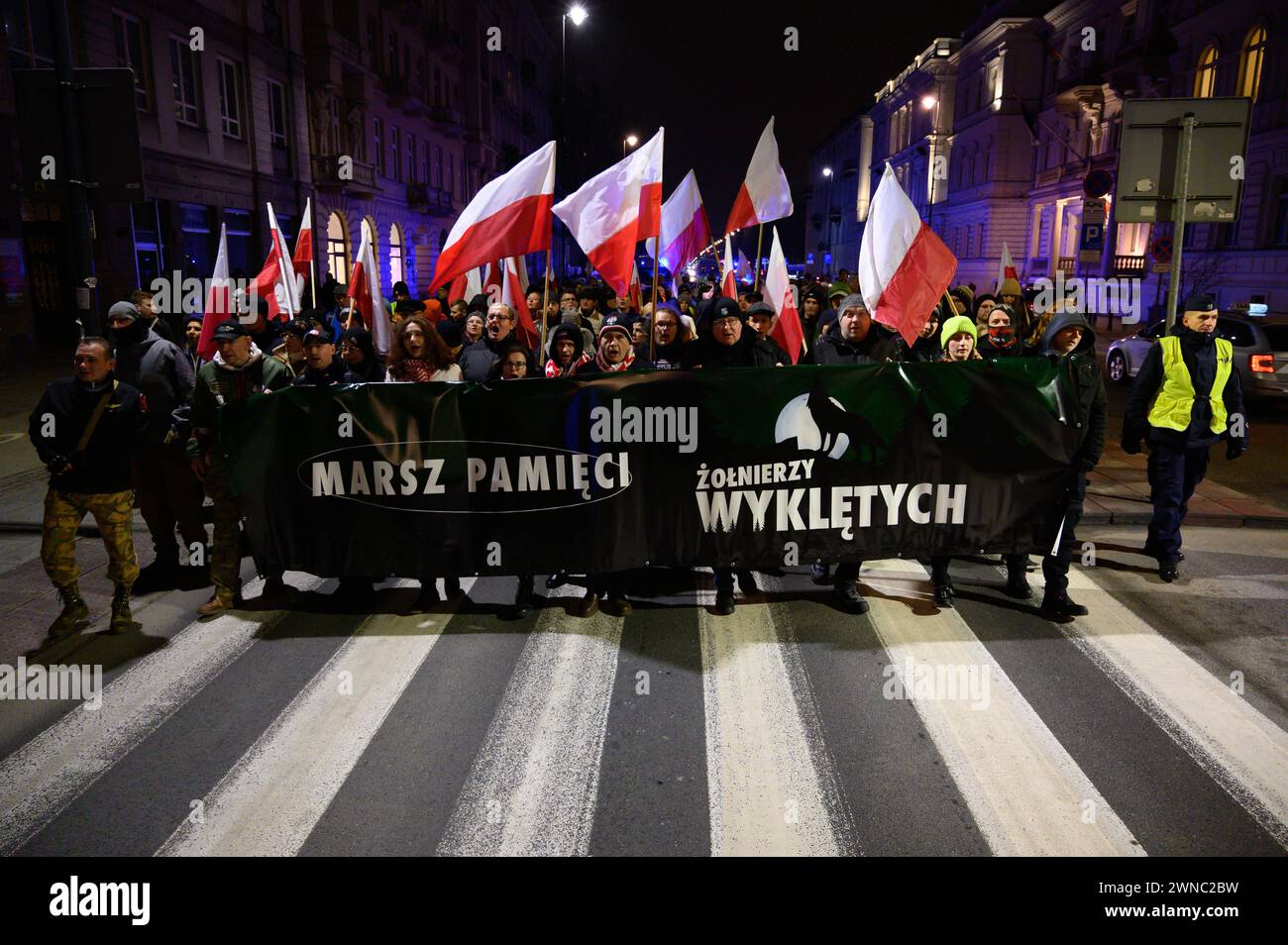 Le jour national du souvenir des soldats maudits à Varsovie. Les gens brandissent les drapeaux nationaux de la Pologne et portent une bannière pour commémorer les soldats maudits le 1er mars 2024 à Varsovie, en Pologne. Quelques dizaines de personnes ont participé au jour national du souvenir des soldats maudits. Les soldats maudits étaient membres de divers groupes partisans armés pro-indépendantistes et anti-communistes qui, à partir de 1944, luttaient contre l'occupation soviétique et le régime communiste imposé par Moscou après la seconde Guerre mondiale. Varsovie Pologne Copyright : xAleksanderxKalkax Banque D'Images