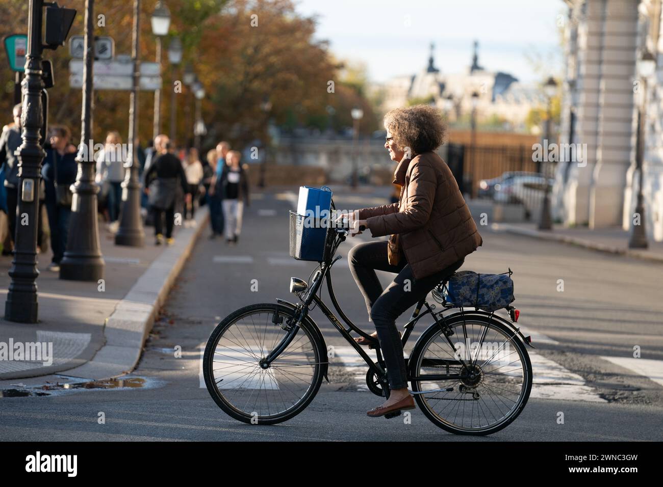 Les gens à Paris conduisant leurs vélos, vélos et scooters Banque D'Images