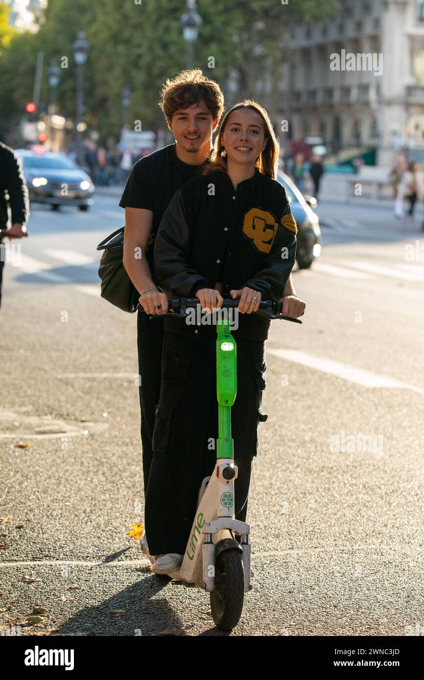 Les gens à Paris conduisant leurs vélos, vélos et scooters Banque D'Images