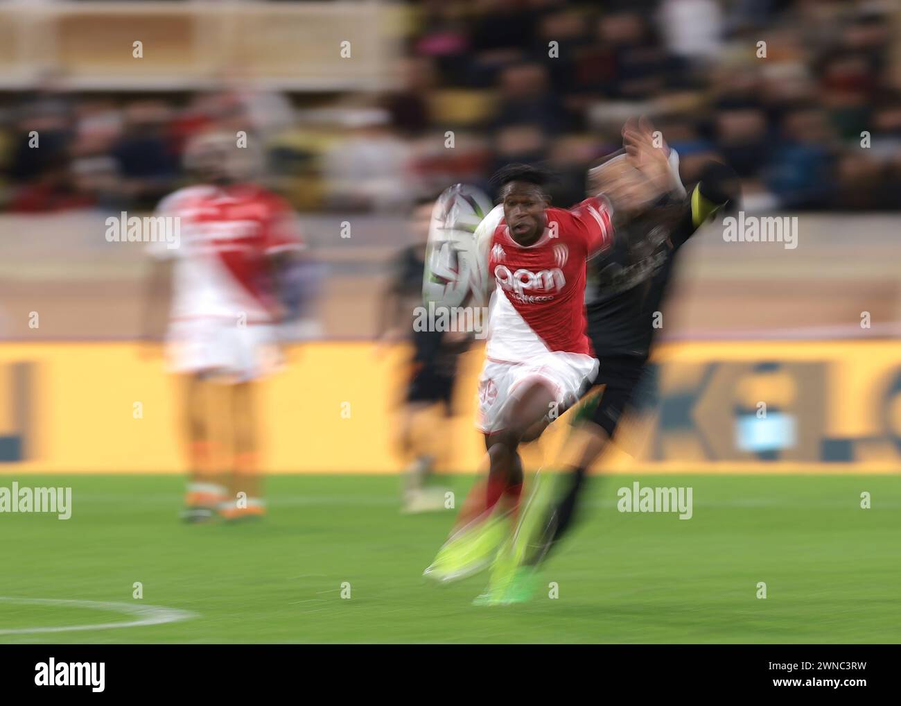 Monaco, Monaco. 1er mars 2024. Wilfried Singo de L'AS Monaco affronte Kylian Mbappe du PSG lors du match de Ligue 1 au stade Louis II de Monaco. Le crédit photo devrait se lire : Jonathan Moscrop/Sportimage crédit : Sportimage Ltd/Alamy Live News Banque D'Images