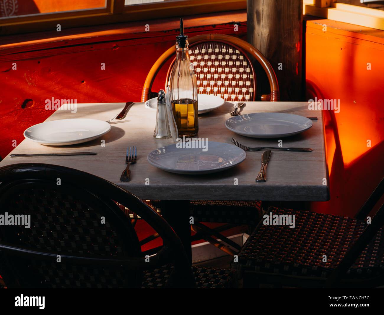 Table extérieure vide d'un restaurant avec des assiettes blanches à Manhattan, New York City, États-Unis. Banque D'Images