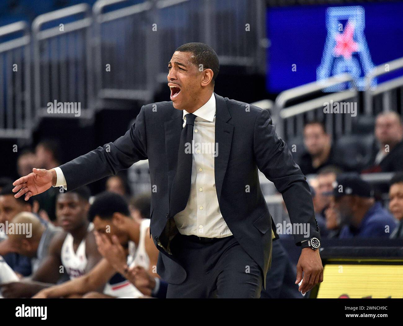 Orlando, États-Unis. 08 mars 2018. L'entraîneur-chef du Connecticut Kevin Ollie exhorte son équipe à affronter SMU lors du premier tour de l'American Athletic Conference Tournament au Amway Center à Orlando, en Floride, le 8 mars 2018. (Photo de Brad Horrigan/Hartford courant/TNS/Sipa USA) crédit : Sipa USA/Alamy Live News Banque D'Images