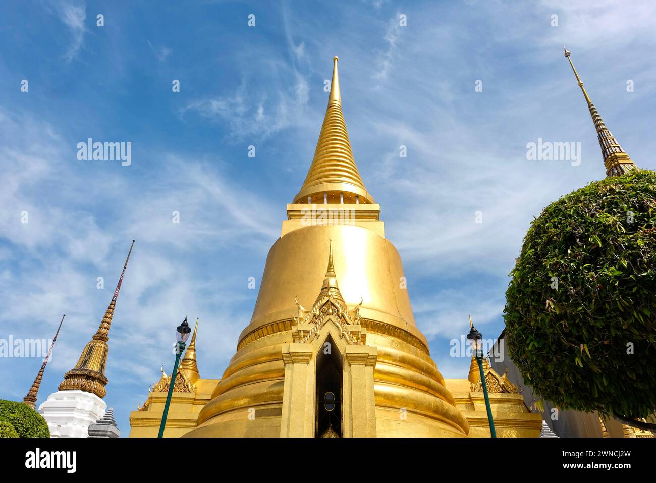 Phra si Rattana Chedi : stupa en forme de cloche d'or au Wat Phra Kaew (Temple du Bouddha d'émeraude), abritant des reliques du Bouddha du Sri Lanka Banque D'Images