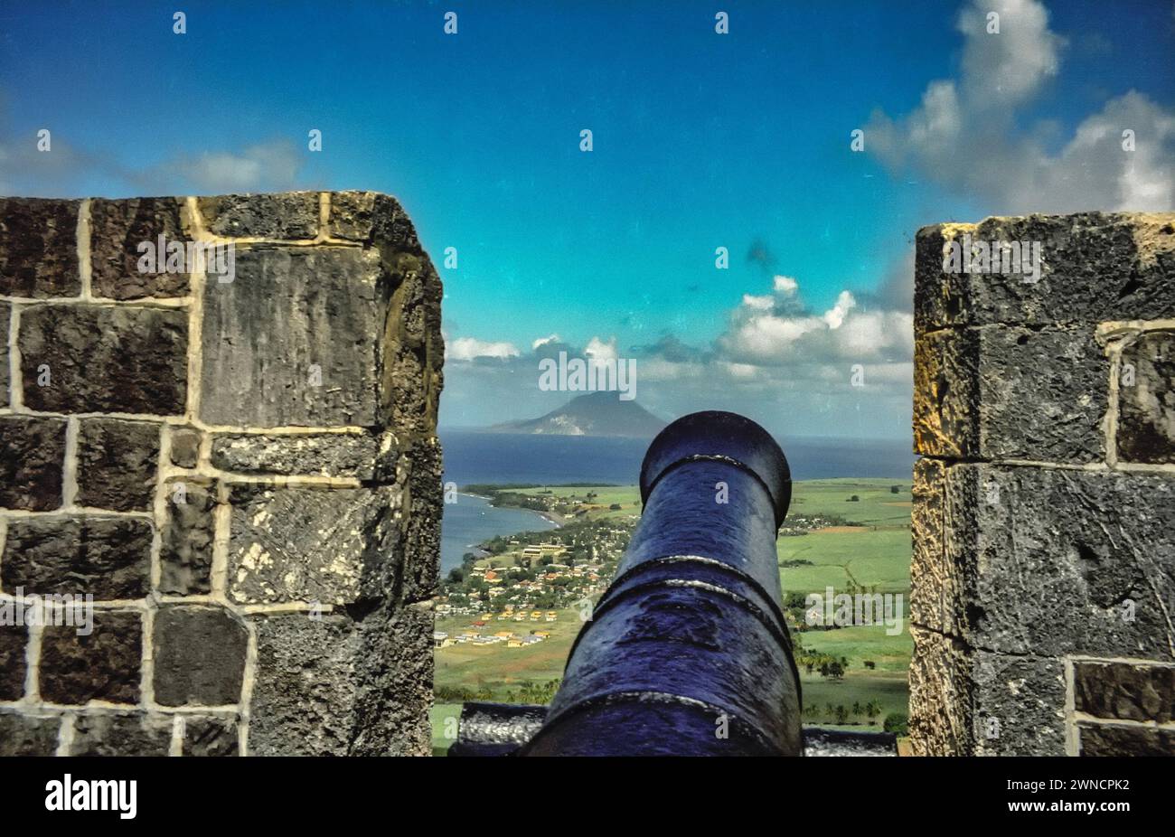 Canon sur les remparts de Brimstone Hill, équipé Kitts regardant vers l'île de Saint-Eustache Banque D'Images