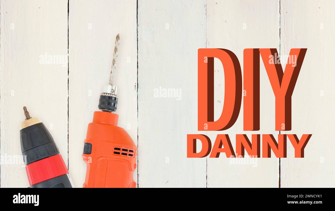 DIY danny texte en lettres orange avec perceuse et tournevis électrique sur planches en bois blanc Banque D'Images