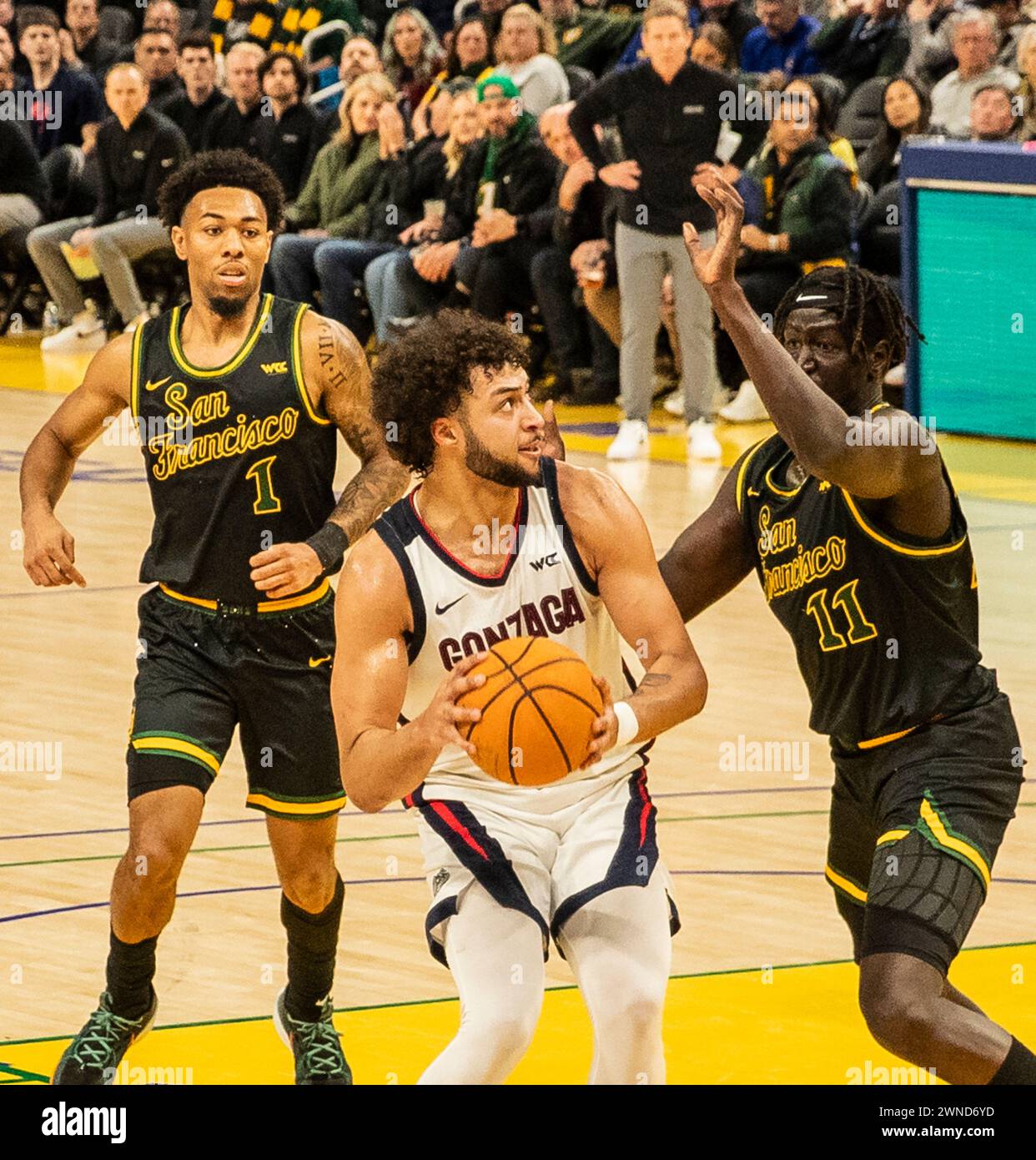 Février 29 2024 San Francisco CA, États-Unis L'attaquant Gonzaga Anton Watson (22) tire le ballon lors du match de basket-ball masculin de la NCAA entre les Gonzaga Bulldogs et les San Francisco dons. Gonzaga a battu San Francisco 86-68 au Chase Center San Francisco Calif. Thurman James/CSM Banque D'Images