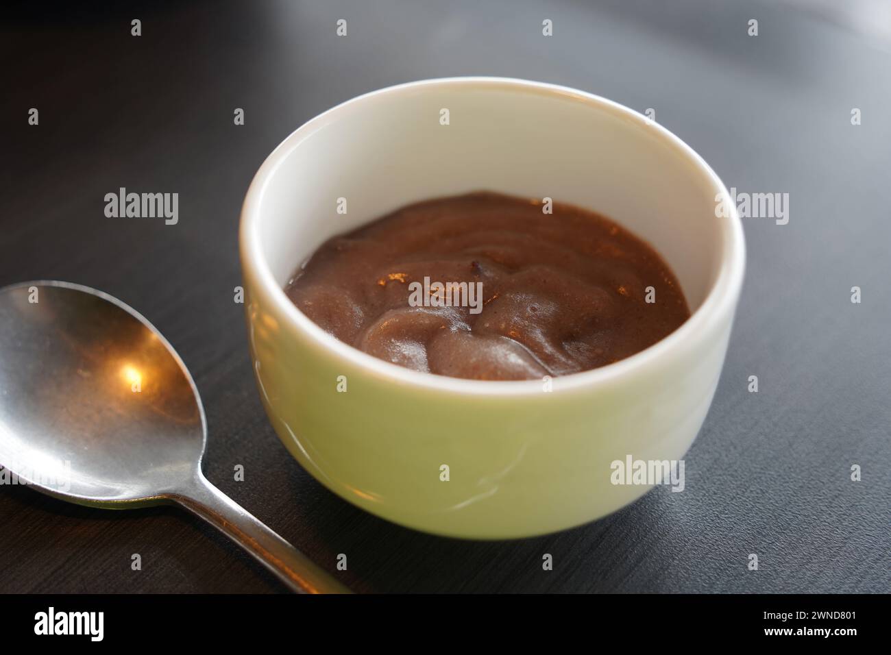 Le porridge de haricots rouges est un plat de porridge fait avec des haricots rouges comme ingrédient principal Banque D'Images