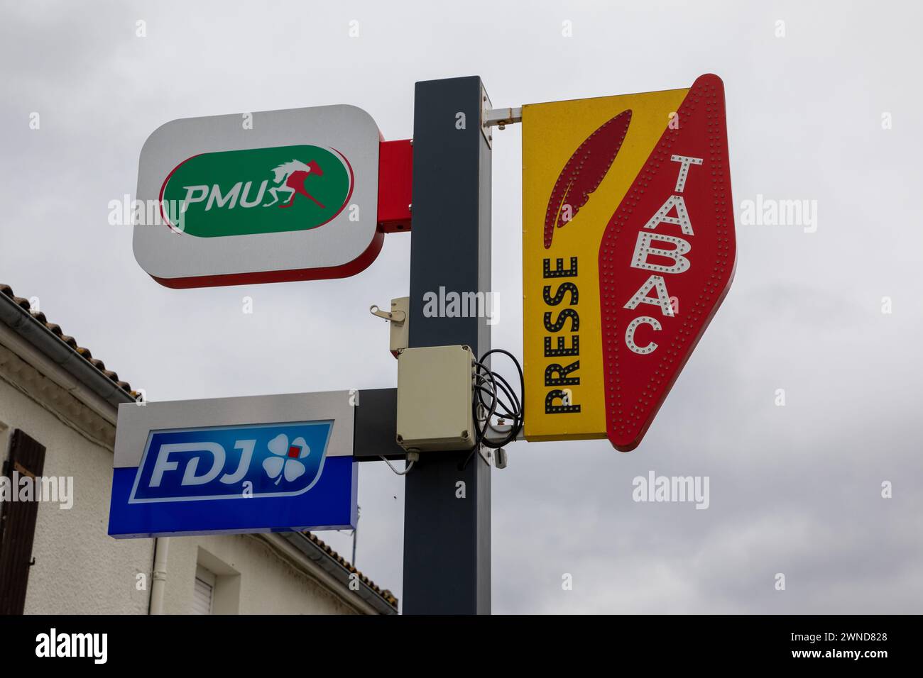 Bordeaux , France - 02 29 2024 : logo de la marque de presse tabac avec texte fdj France société nationale de loterie boutique et pmu presse et enseigne de tabac magasin Fren Banque D'Images