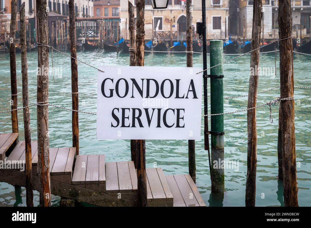 Signe pour un service de gondole dans un canal à Venise Banque D'Images