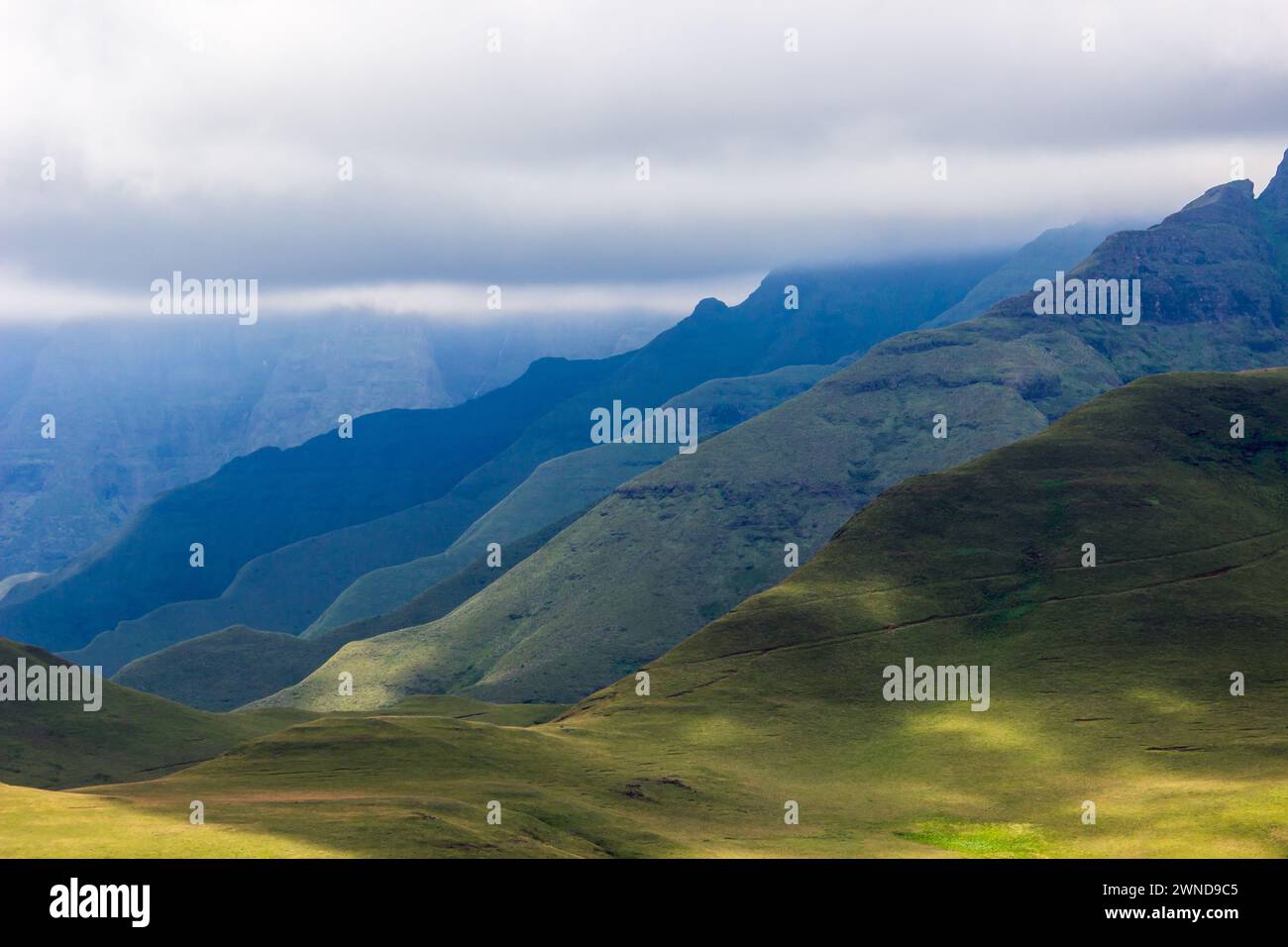 Sommets des montagnes du Drakensberg entourés de nuages bas Banque D'Images