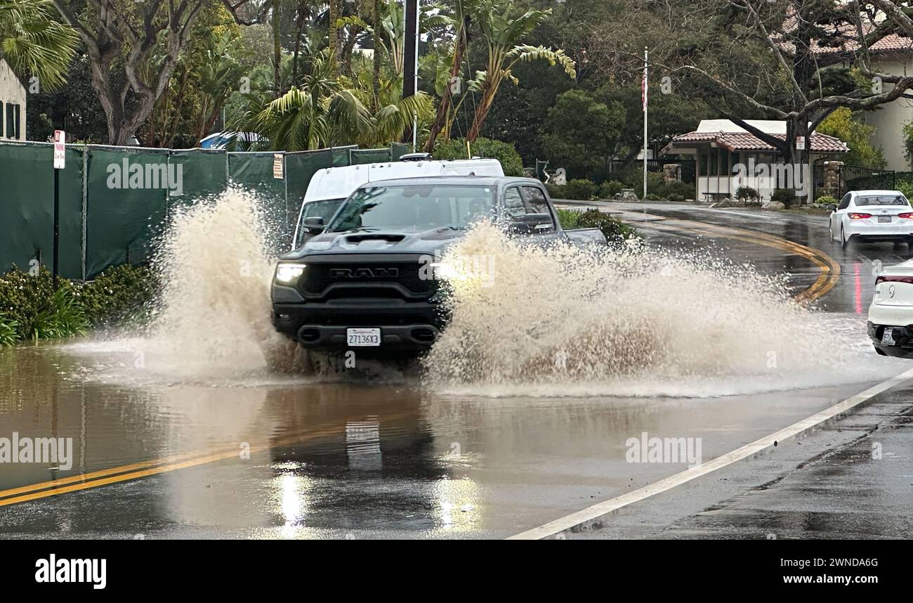 Santa Barbara, Californie, États-Unis 1er mars 2024. Une camionnette noire tente de traverser les eaux de profondeur qui inondent Channel Drive le 1er mars 2024. C'est entre l'hôtel Biltmore de quatre saisons et le très exclusif Coral Casino Beach and Cabana Club à Montecito, CA. Les inondations continuent de se produire ici dans les premières heures des pluies. (Crédit image : © Amy Katz/ZUMA Press Wire) USAGE ÉDITORIAL SEULEMENT! Non destiné à UN USAGE commercial ! Banque D'Images