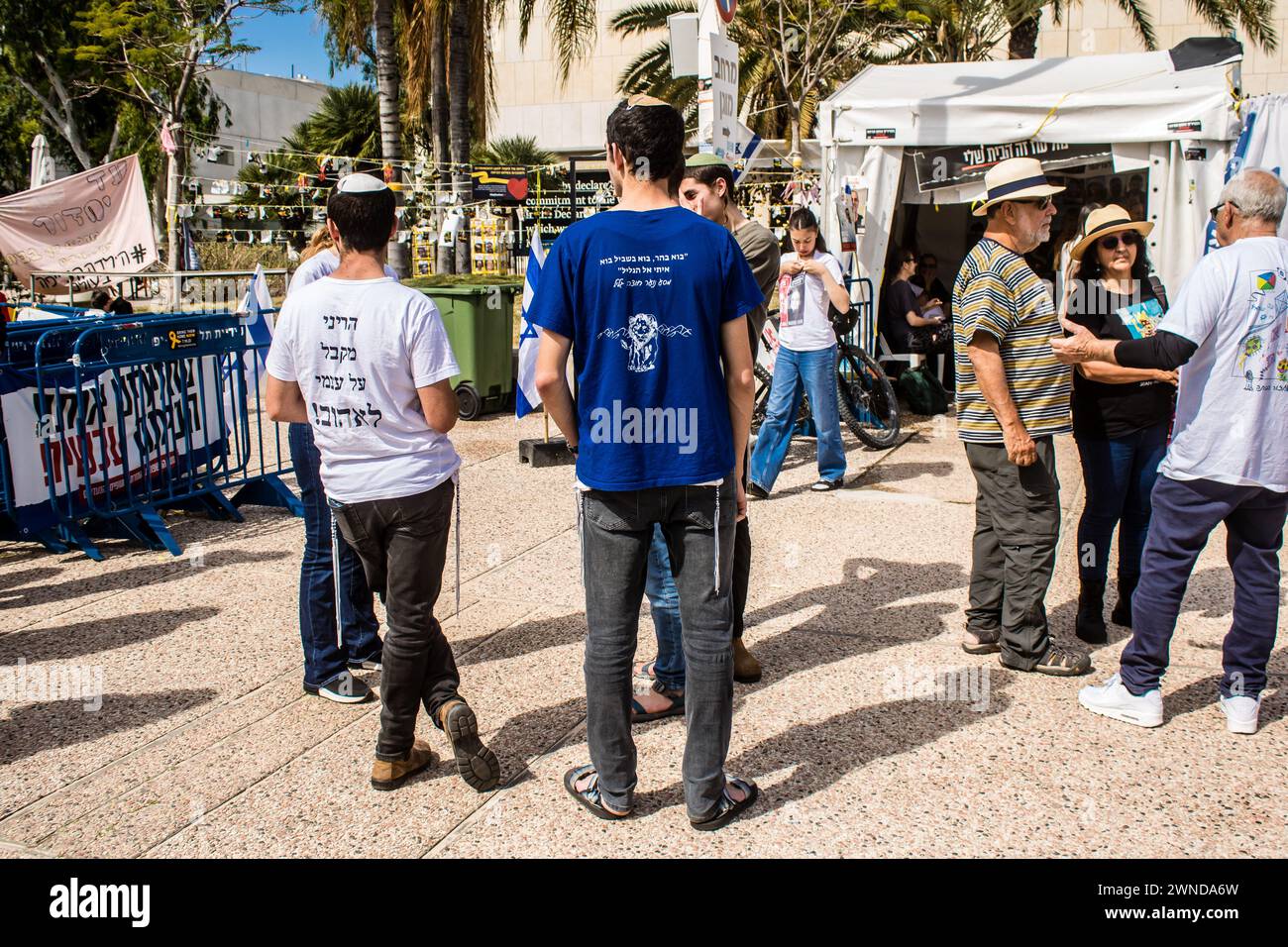 Tel Aviv, Israël, 1er mars 2024 Bring Them Home Now magasin où les visiteurs peuvent acheter des articles avec les profits allant aux familles des otages kidna Banque D'Images