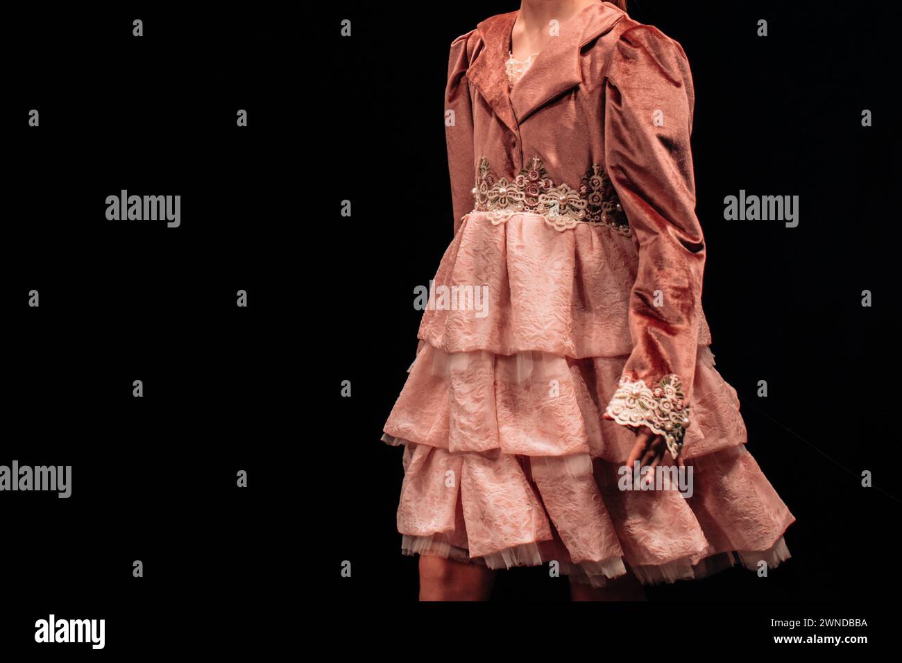Robe à manches longues Vintage Pink Ruffle pour enfants. Mode élégante pour les filles Banque D'Images